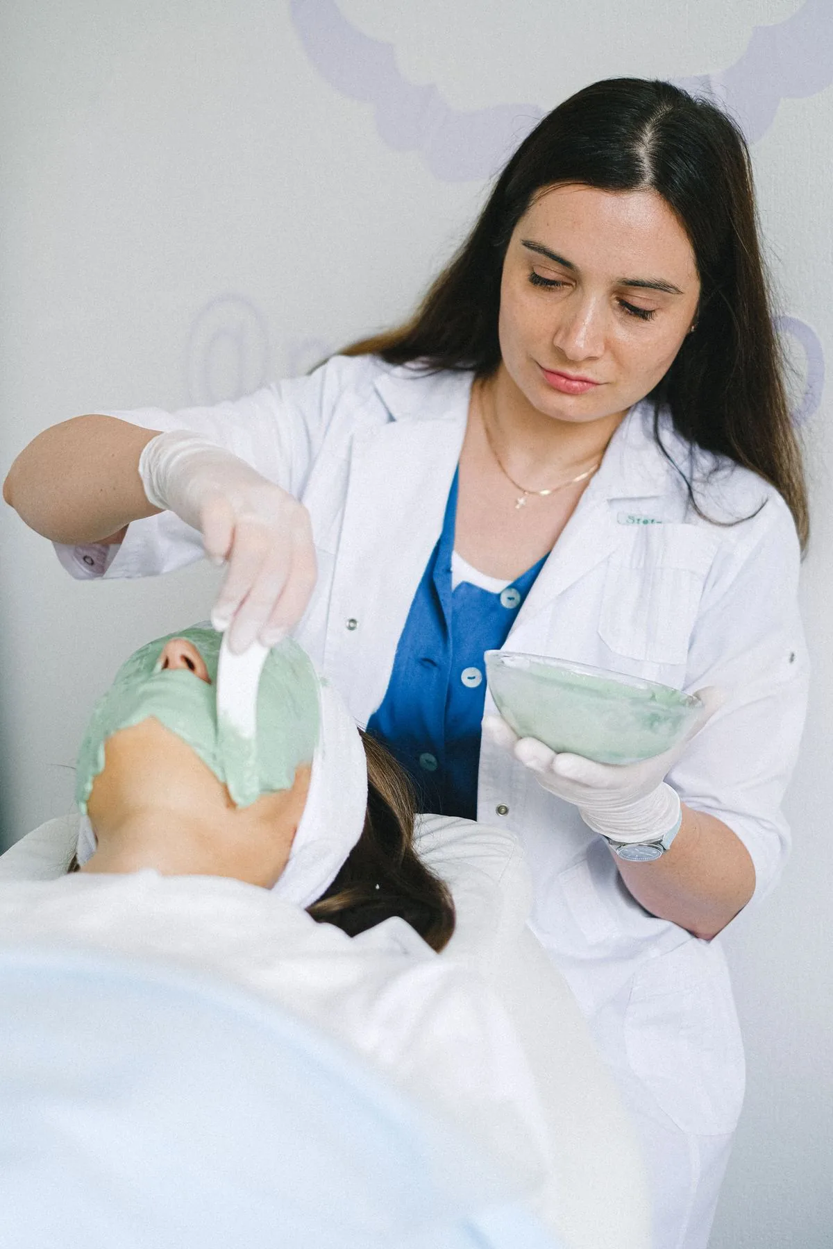Diagnostic de peau avant un soin du visage en institut
