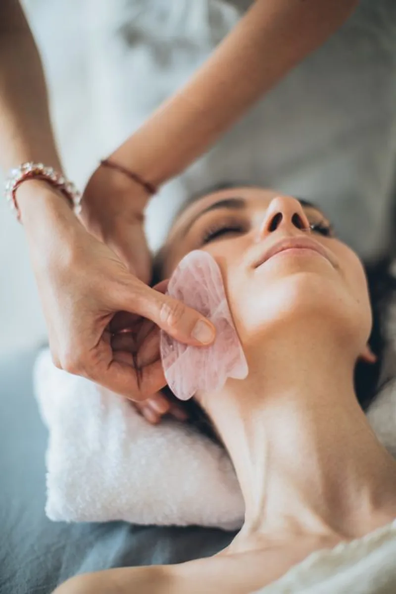 Massage au Gua Sha, outil de sculpting facial utilisé lors du soin Signature LIA